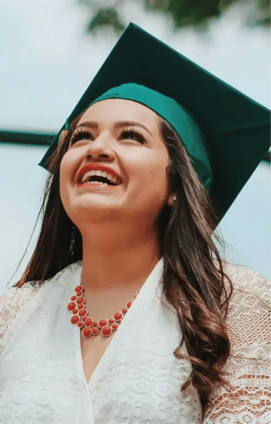 Image d'une jeune femme diplômée qui sourit