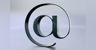 Arobase en relief sur un fond gris lavande
